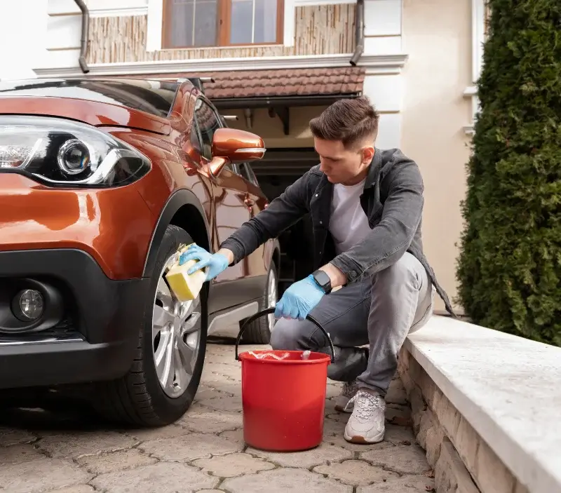 Lavage auto à domicile Villers-Farlay : professionnel intervenant sur un véhicule